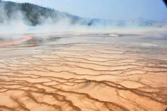 Terraços de calcita na área da Grand Prismatic Pool, no Yellowstone National Park, em Wyoming, nos Estados Unidos